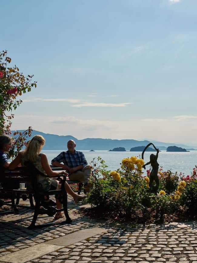 Møter benk og blomster i solen-Solstrand Hotel og bad-Bergen-Vestland